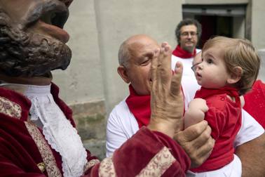 Foto de la salida de la Comparsa de Gigantes y Cabezudos este 10 de julio de San Fermín 2026.