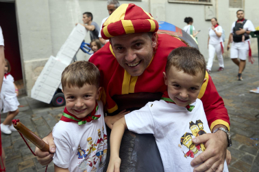 Foto de la salida de la Comparsa de Gigantes y Cabezudos este 10 de julio de San Fermín 2026.