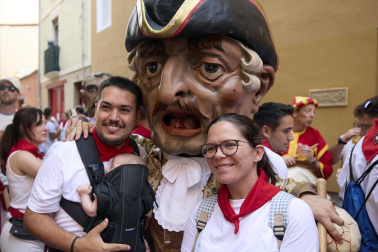 Foto de la salida de la Comparsa de Gigantes y Cabezudos este 10 de julio de San Fermín 2026.