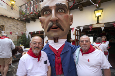 Foto de la salida de la Comparsa de Gigantes y Cabezudos este 10 de julio de San Fermín 2026.