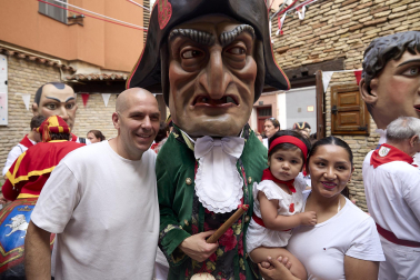 Foto de la salida de la Comparsa de Gigantes y Cabezudos este 10 de julio de San Fermín 2026.