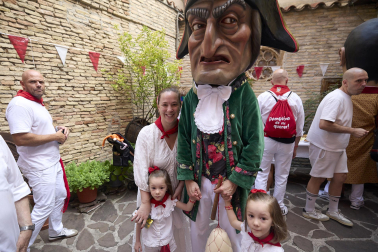 Foto de la salida de la Comparsa de Gigantes y Cabezudos este 10 de julio de San Fermín 2026.