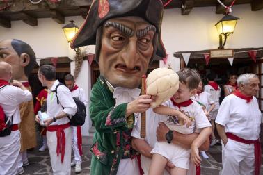 Foto de la salida de la Comparsa de Gigantes y Cabezudos este 10 de julio de San Fermín 2026.