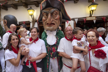 Foto de la salida de la Comparsa de Gigantes y Cabezudos este 10 de julio de San Fermín 2026.