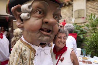 Foto de la salida de la Comparsa de Gigantes y Cabezudos este 10 de julio de San Fermín 2026.