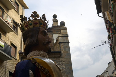 Foto de la salida de la Comparsa de Gigantes y Cabezudos este 10 de julio de San Fermín 2026.