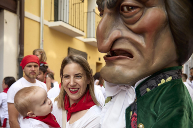 Foto de la salida de la Comparsa de Gigantes y Cabezudos este 10 de julio de San Fermín 2026.
