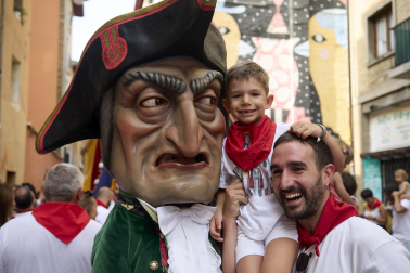 Foto de la salida de la Comparsa de Gigantes y Cabezudos este 10 de julio de San Fermín 2026.