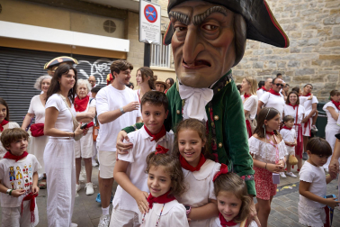 Foto de la salida de la Comparsa de Gigantes y Cabezudos este 10 de julio de San Fermín 2026.