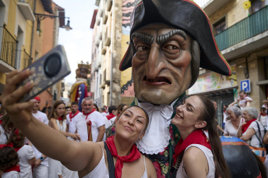 Foto de la salida de la Comparsa de Gigantes y Cabezudos este 10 de julio de San Fermín 2026.