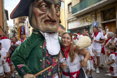 Foto de la salida de la Comparsa de Gigantes y Cabezudos este 10 de julio de San Fermín 2026.