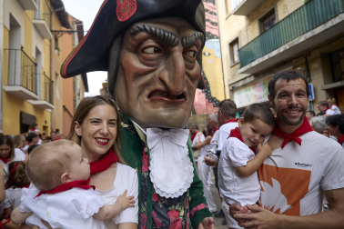 Foto de la salida de la Comparsa de Gigantes y Cabezudos este 10 de julio de San Fermín 2026.