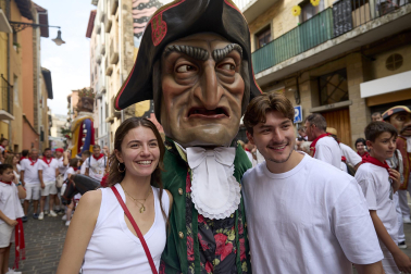 Foto de la salida de la Comparsa de Gigantes y Cabezudos este 10 de julio de San Fermín 2026.