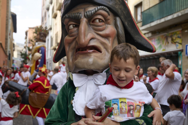 Foto de la salida de la Comparsa de Gigantes y Cabezudos este 10 de julio de San Fermín 2026.