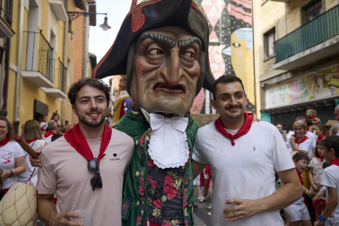 Foto de la salida de la Comparsa de Gigantes y Cabezudos este 10 de julio de San Fermín 2026.