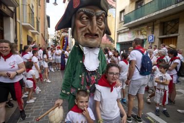 Foto de la salida de la Comparsa de Gigantes y Cabezudos este 10 de julio de San Fermín 2026.