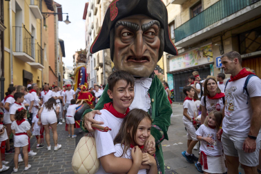 Foto de la salida de la Comparsa de Gigantes y Cabezudos este 10 de julio de San Fermín 2026.
