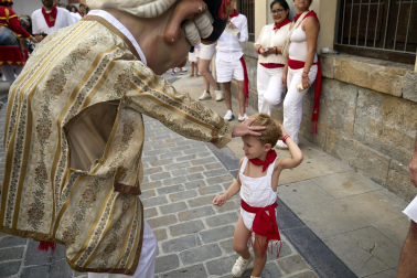 Foto de la salida de la Comparsa de Gigantes y Cabezudos este 10 de julio de San Fermín 2026.