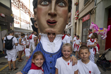 Foto de la salida de la Comparsa de Gigantes y Cabezudos este 10 de julio de San Fermín 2026.