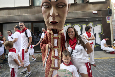 Foto de la salida de la Comparsa de Gigantes y Cabezudos este 10 de julio de San Fermín 2026.