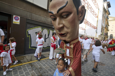 Foto de la salida de la Comparsa de Gigantes y Cabezudos este 10 de julio de San Fermín 2026.