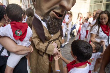 Foto de la salida de la Comparsa de Gigantes y Cabezudos este 10 de julio de San Fermín 2026.