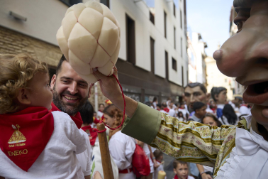 Foto de la salida de la Comparsa de Gigantes y Cabezudos este 10 de julio de San Fermín 2026.