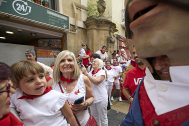 Foto de la salida de la Comparsa de Gigantes y Cabezudos este 10 de julio de San Fermín 2026.