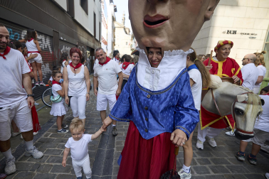 Foto de la salida de la Comparsa de Gigantes y Cabezudos este 10 de julio de San Fermín 2026.