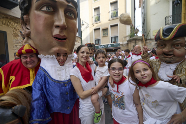 Foto de la salida de la Comparsa de Gigantes y Cabezudos este 10 de julio de San Fermín 2026.