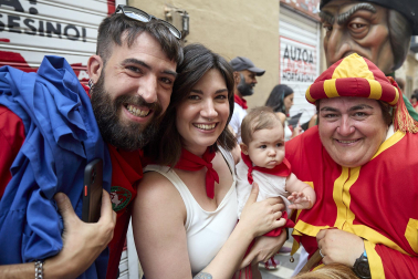 Foto de la salida de la Comparsa de Gigantes y Cabezudos este 10 de julio de San Fermín 2026.