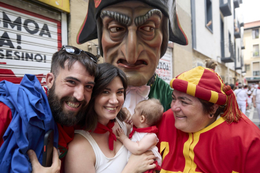 Foto de la salida de la Comparsa de Gigantes y Cabezudos este 10 de julio de San Fermín 2026.