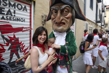 Foto de la salida de la Comparsa de Gigantes y Cabezudos este 10 de julio de San Fermín 2026.