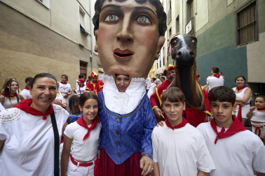 Foto de la salida de la Comparsa de Gigantes y Cabezudos este 10 de julio de San Fermín 2026.