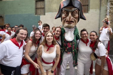Foto de la salida de la Comparsa de Gigantes y Cabezudos este 10 de julio de San Fermín 2026.