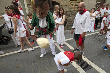 Foto de la salida de la Comparsa de Gigantes y Cabezudos este 10 de julio de San Fermín 2026.