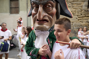 Foto de la salida de la Comparsa de Gigantes y Cabezudos este 10 de julio de San Fermín 2026.