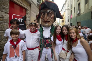 Foto de la salida de la Comparsa de Gigantes y Cabezudos este 10 de julio de San Fermín 2026.
