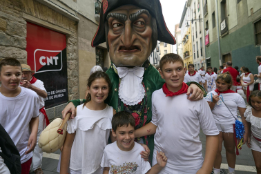 Foto de la salida de la Comparsa de Gigantes y Cabezudos este 10 de julio de San Fermín 2026.