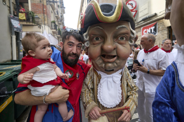Foto de la salida de la Comparsa de Gigantes y Cabezudos este 10 de julio de San Fermín 2026.