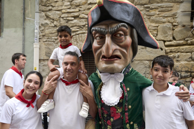 Foto de la salida de la Comparsa de Gigantes y Cabezudos este 10 de julio de San Fermín 2026.