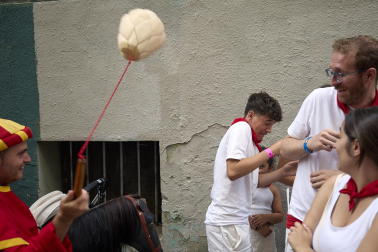 Foto de la salida de la Comparsa de Gigantes y Cabezudos este 10 de julio de San Fermín 2026.