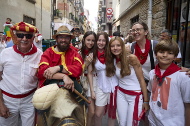 Foto de la salida de la Comparsa de Gigantes y Cabezudos este 10 de julio de San Fermín 2026.