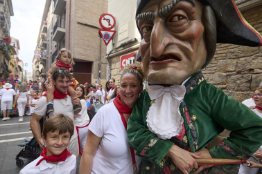 Foto de la salida de la Comparsa de Gigantes y Cabezudos este 10 de julio de San Fermín 2026.