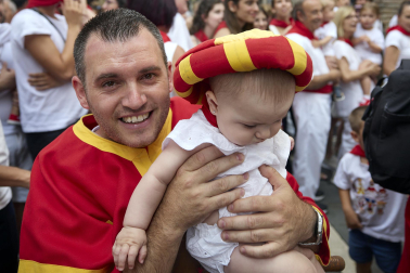 Foto de la salida de la Comparsa de Gigantes y Cabezudos este 10 de julio de San Fermín 2026.