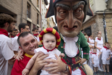 Foto de la salida de la Comparsa de Gigantes y Cabezudos este 10 de julio de San Fermín 2026.
