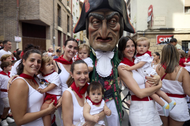 Foto de la salida de la Comparsa de Gigantes y Cabezudos este 10 de julio de San Fermín 2026.