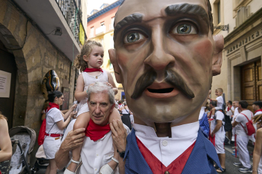 Foto de la salida de la Comparsa de Gigantes y Cabezudos este 10 de julio de San Fermín 2026.