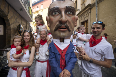 Foto de la salida de la Comparsa de Gigantes y Cabezudos este 10 de julio de San Fermín 2026.