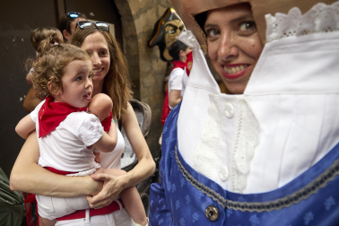 Foto de la salida de la Comparsa de Gigantes y Cabezudos este 10 de julio de San Fermín 2026.